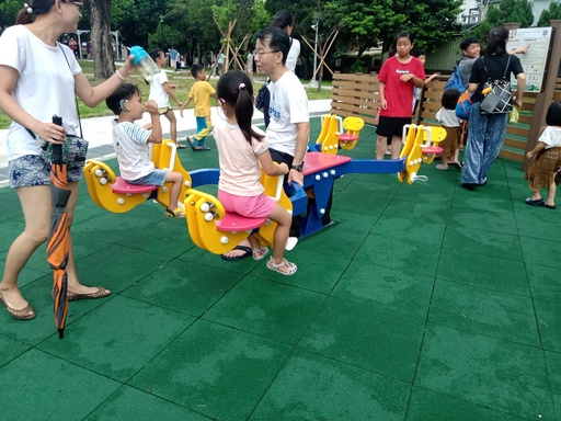 四人蹺蹺板