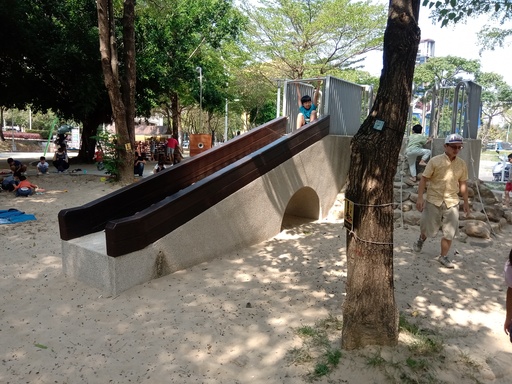 溜滑梯